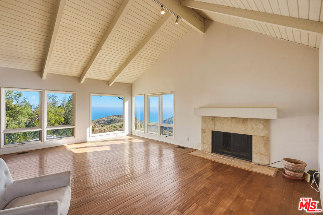 2965 Seabreeze Dr