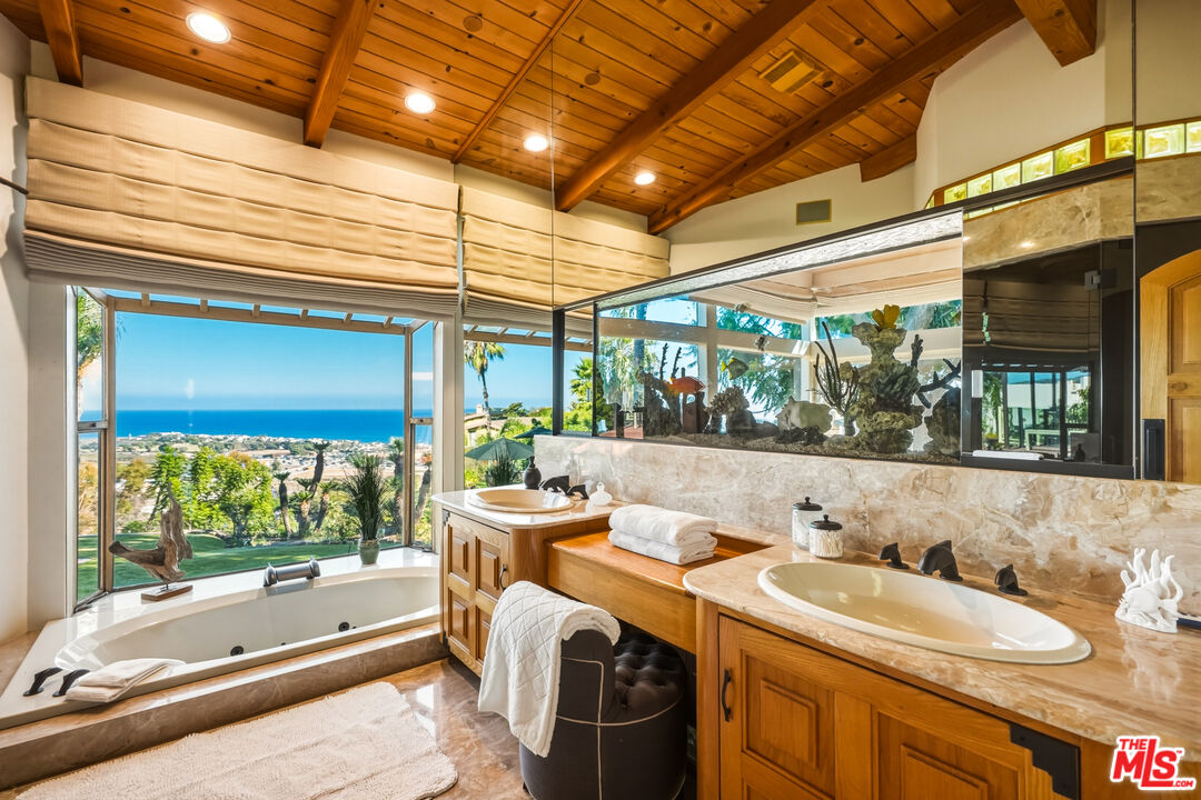 3400 Coast View Dr