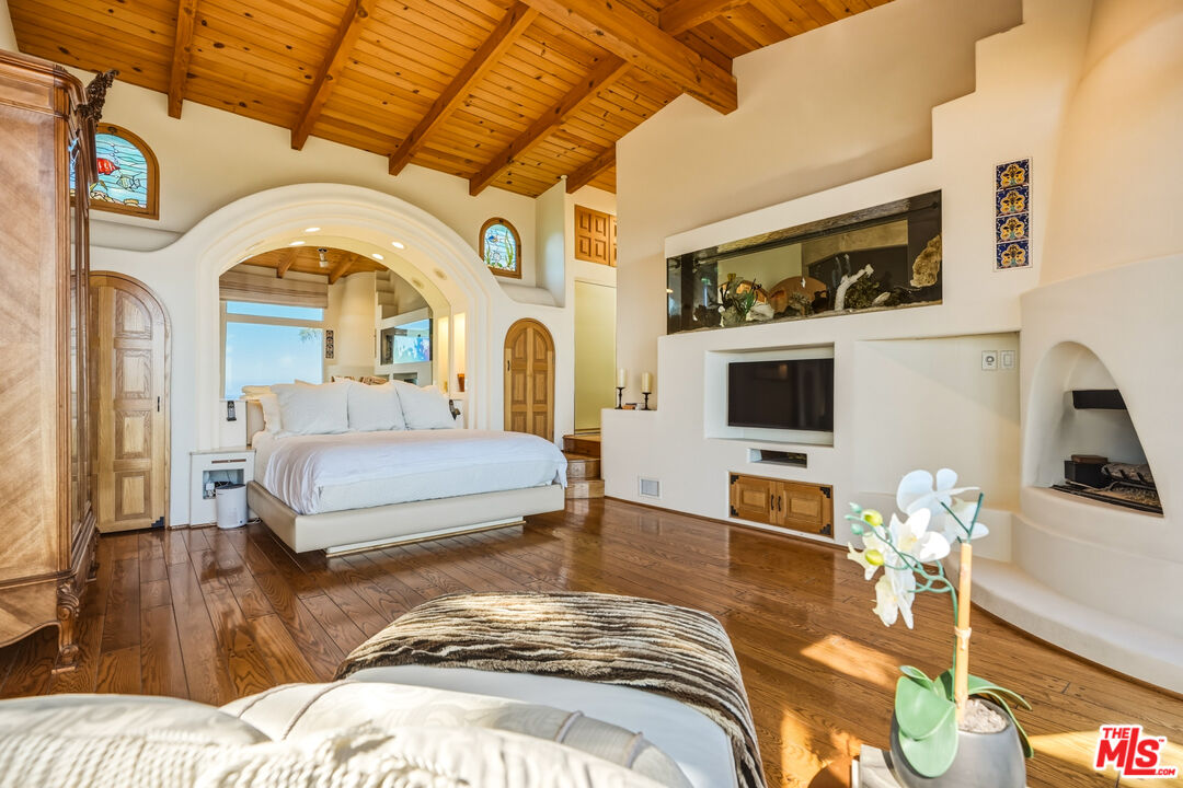 3400 Coast View Dr