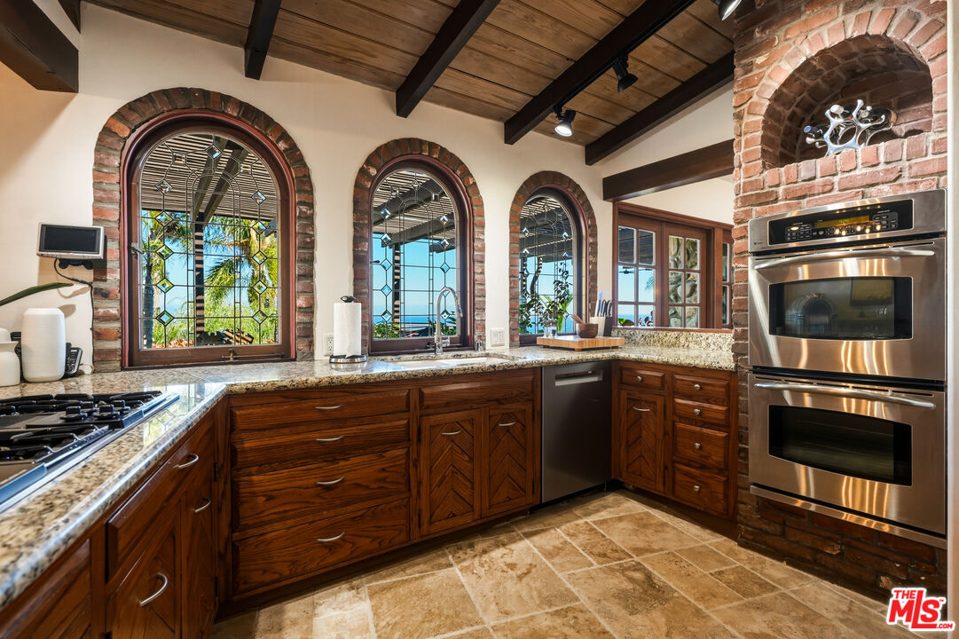 3400 Coast View Dr