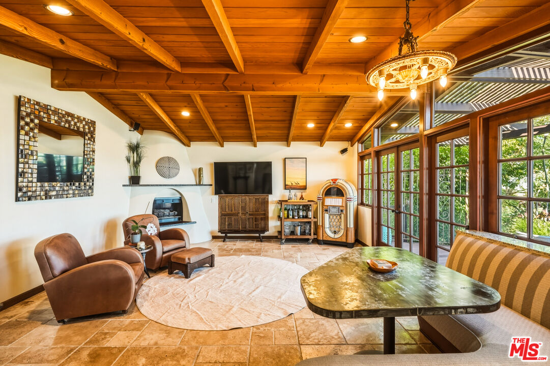 3400 Coast View Dr