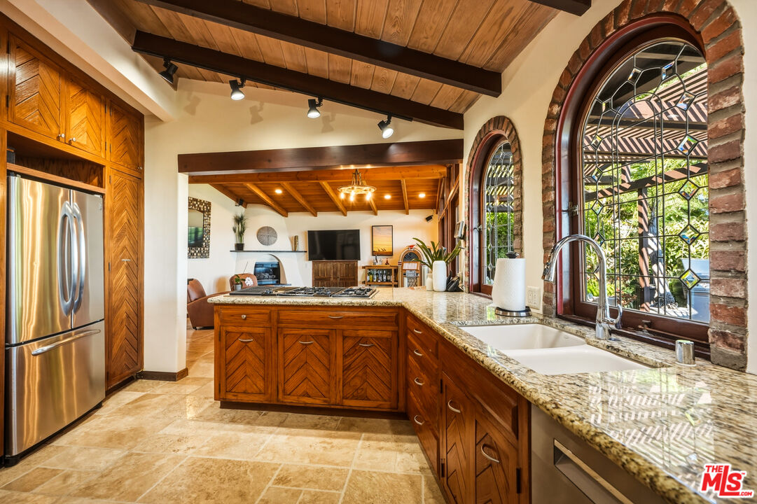 3400 Coast View Dr
