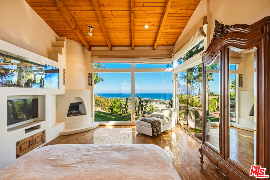 3400 Coast View Dr