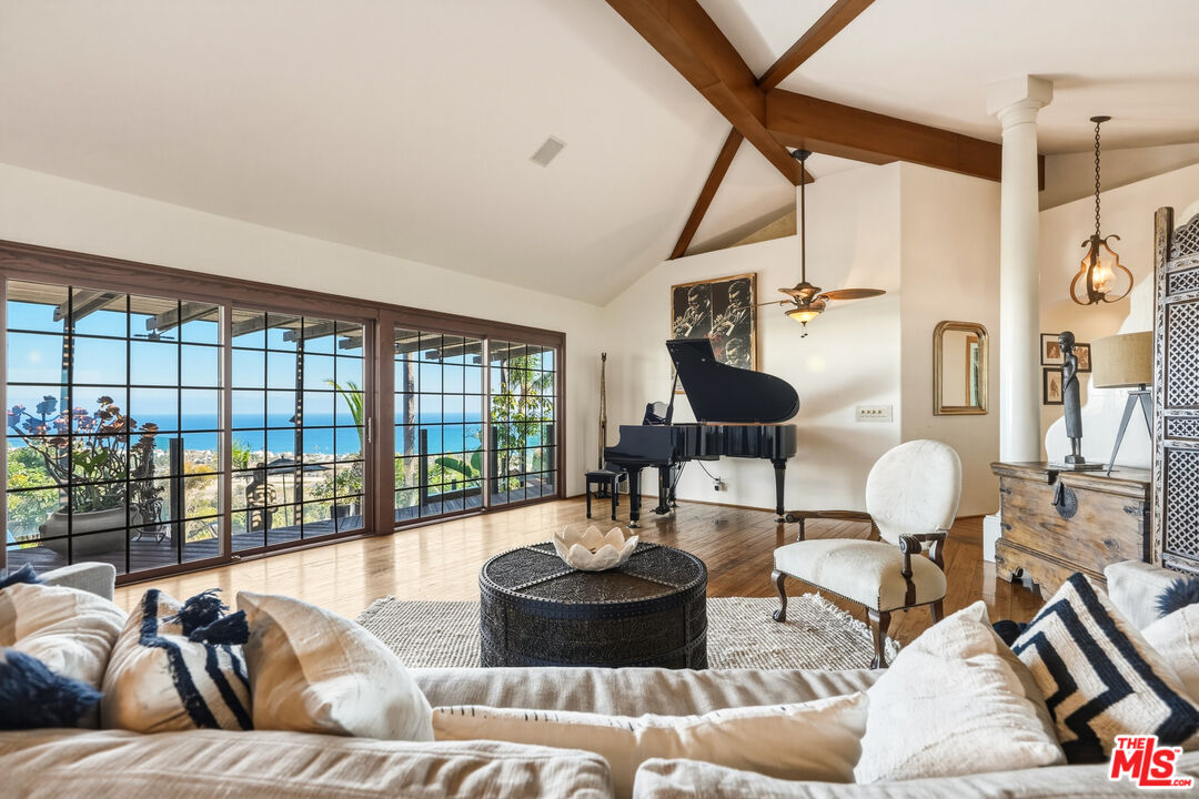 3400 Coast View Dr