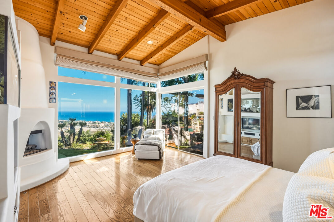 3400 Coast View Dr