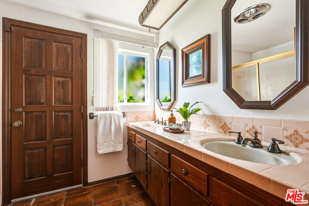 5461 Horizon Dr