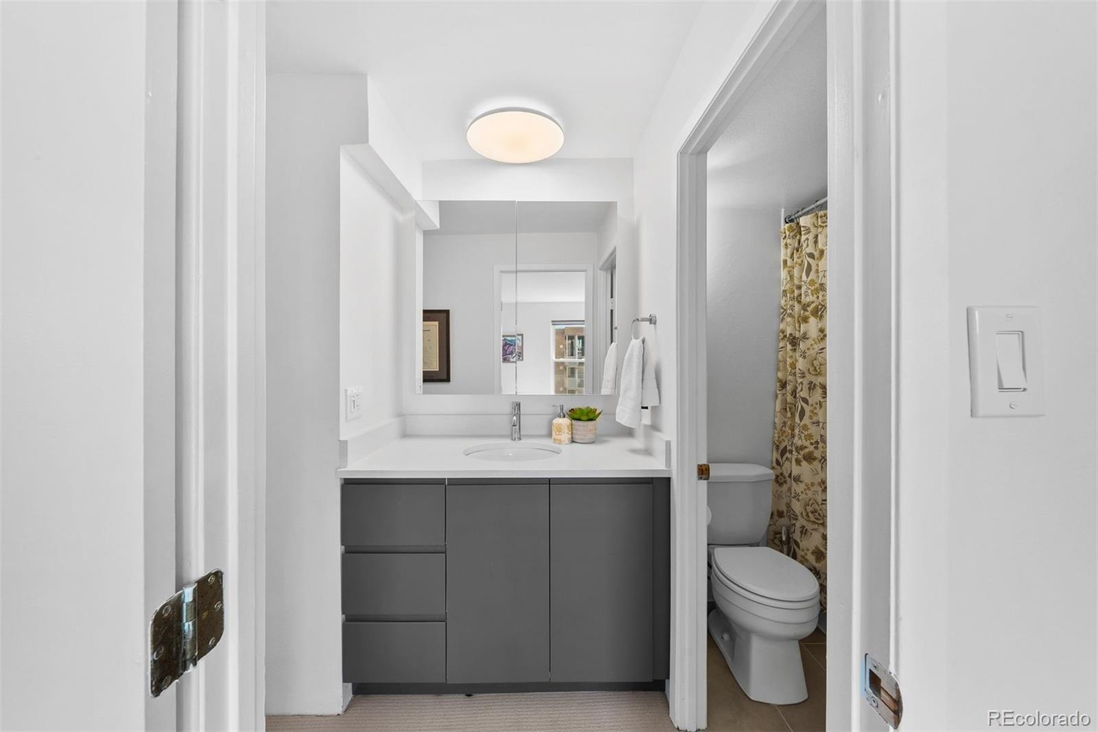 2 Adams Street Unit: 806