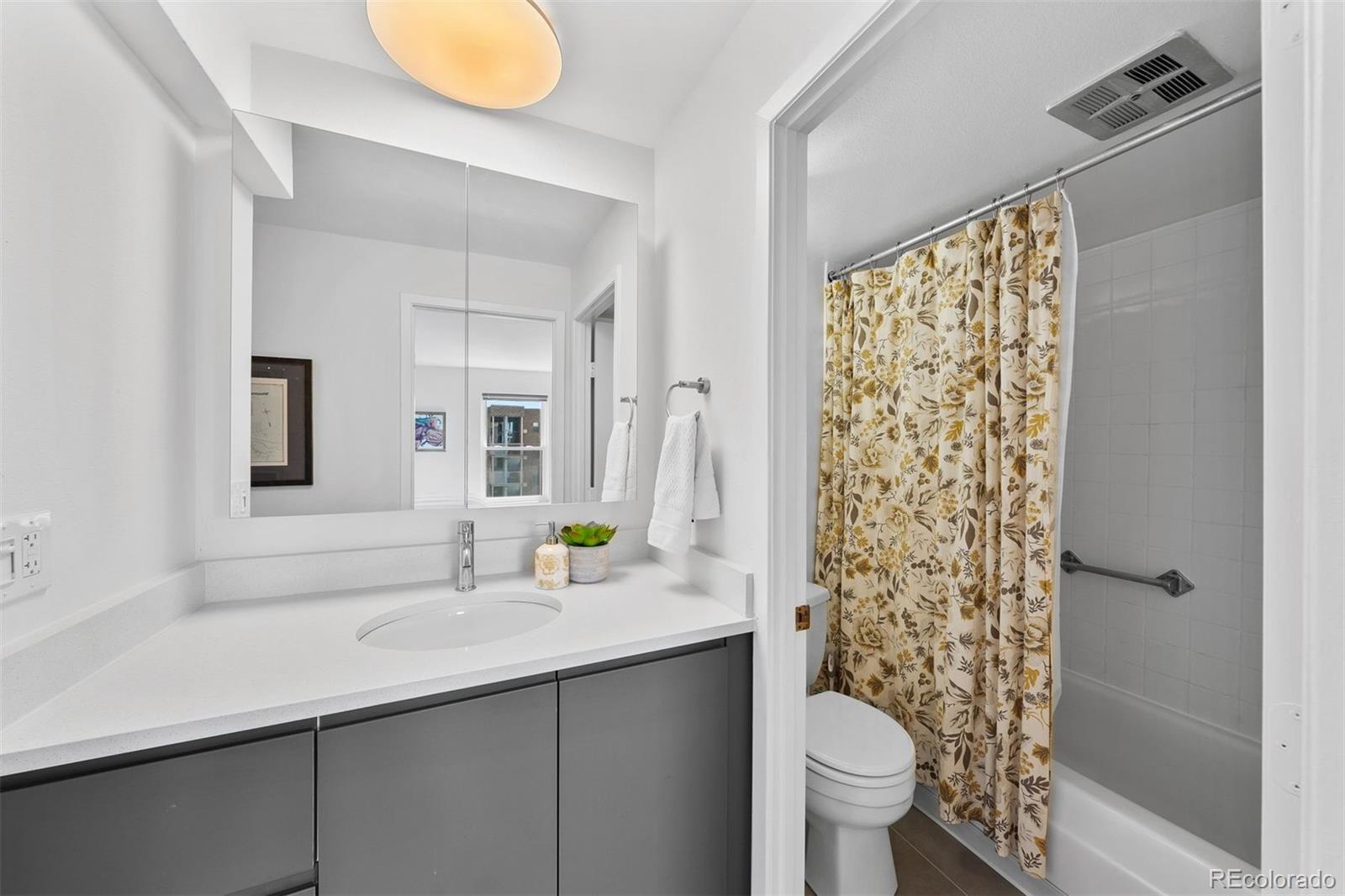 2 Adams Street Unit: 806