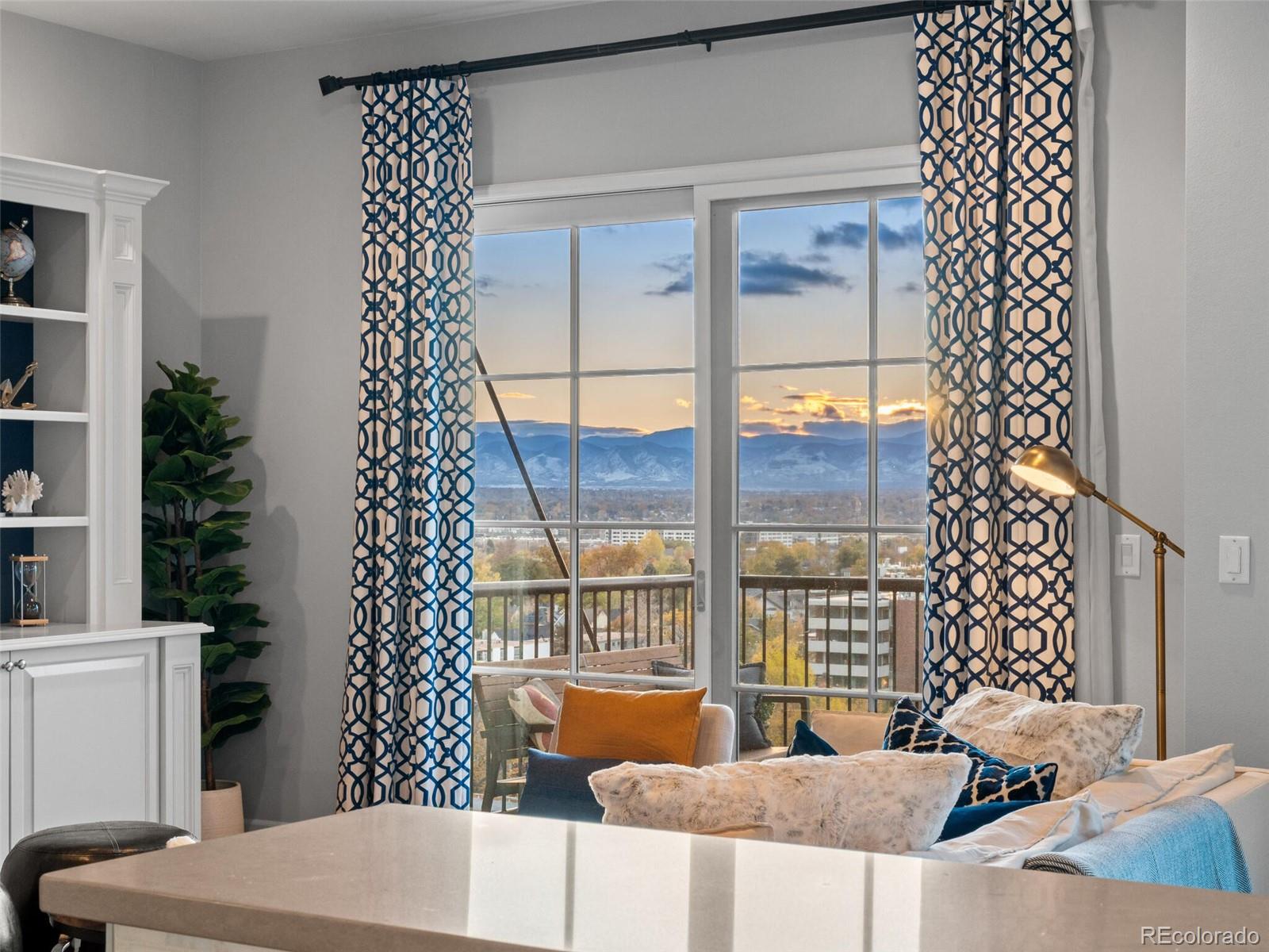 25 N Downing Street Unit: 1-1004