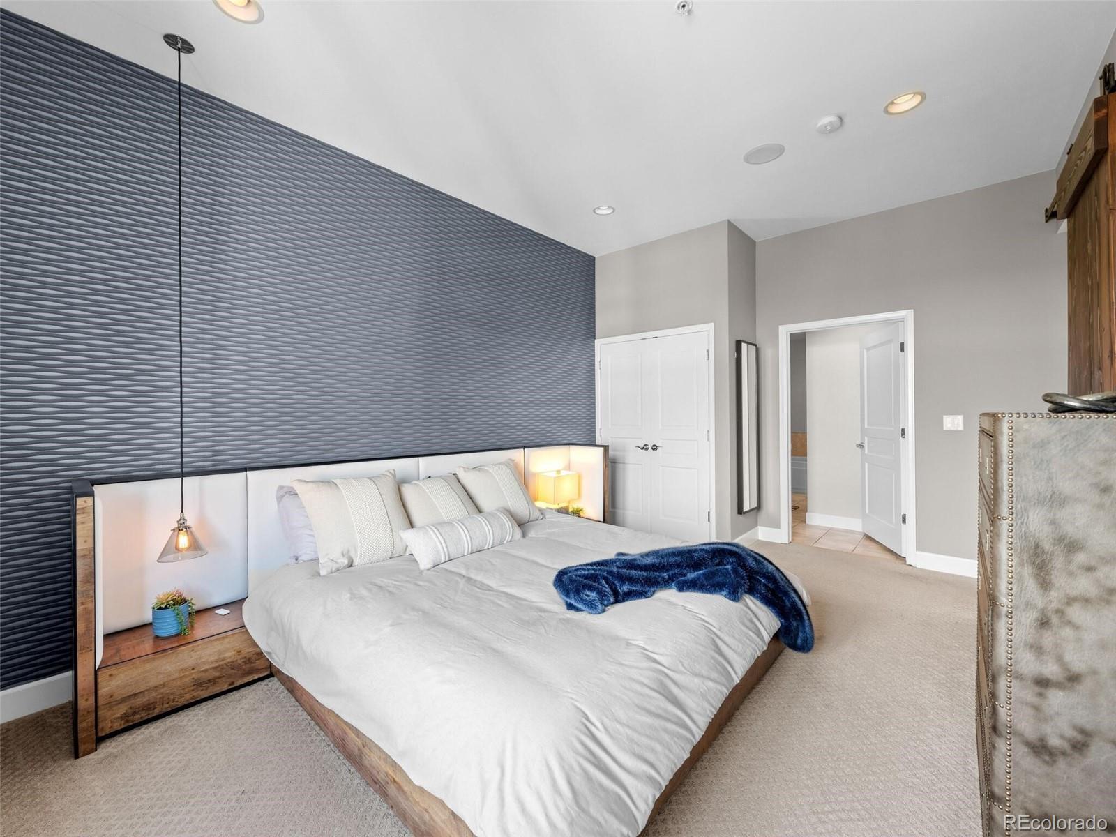 25 N Downing Street Unit: 1-1004