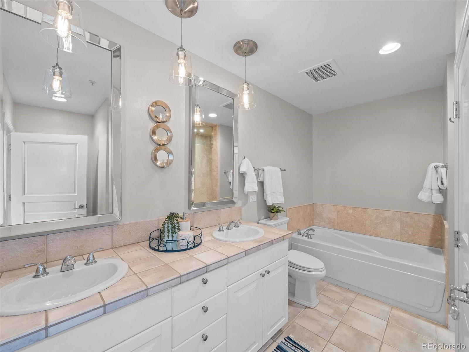 25 N Downing Street Unit: 1-1004