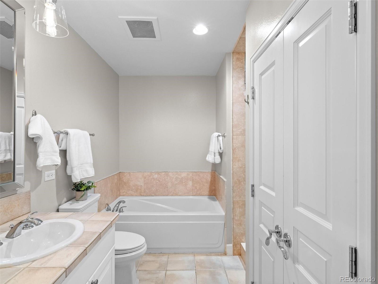 25 N Downing Street Unit: 1-1004