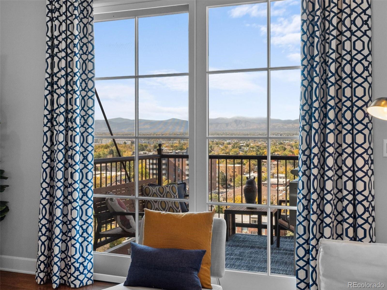 25 N Downing Street Unit: 1-1004