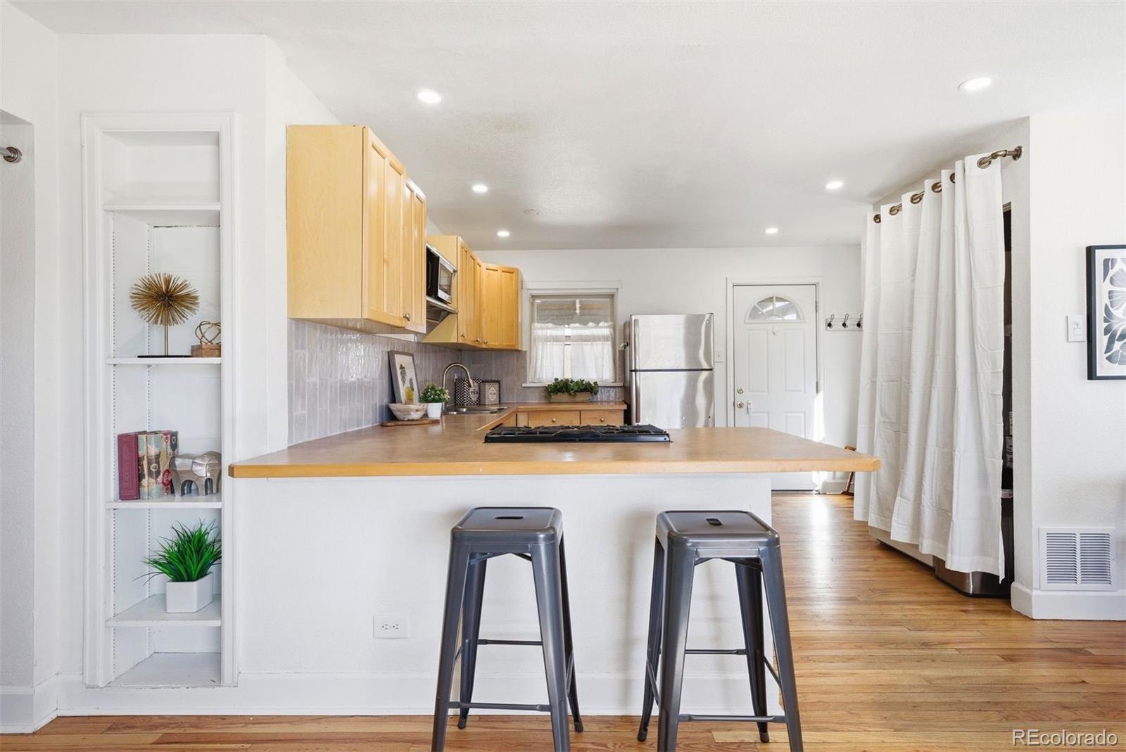 1738 Valentia Street