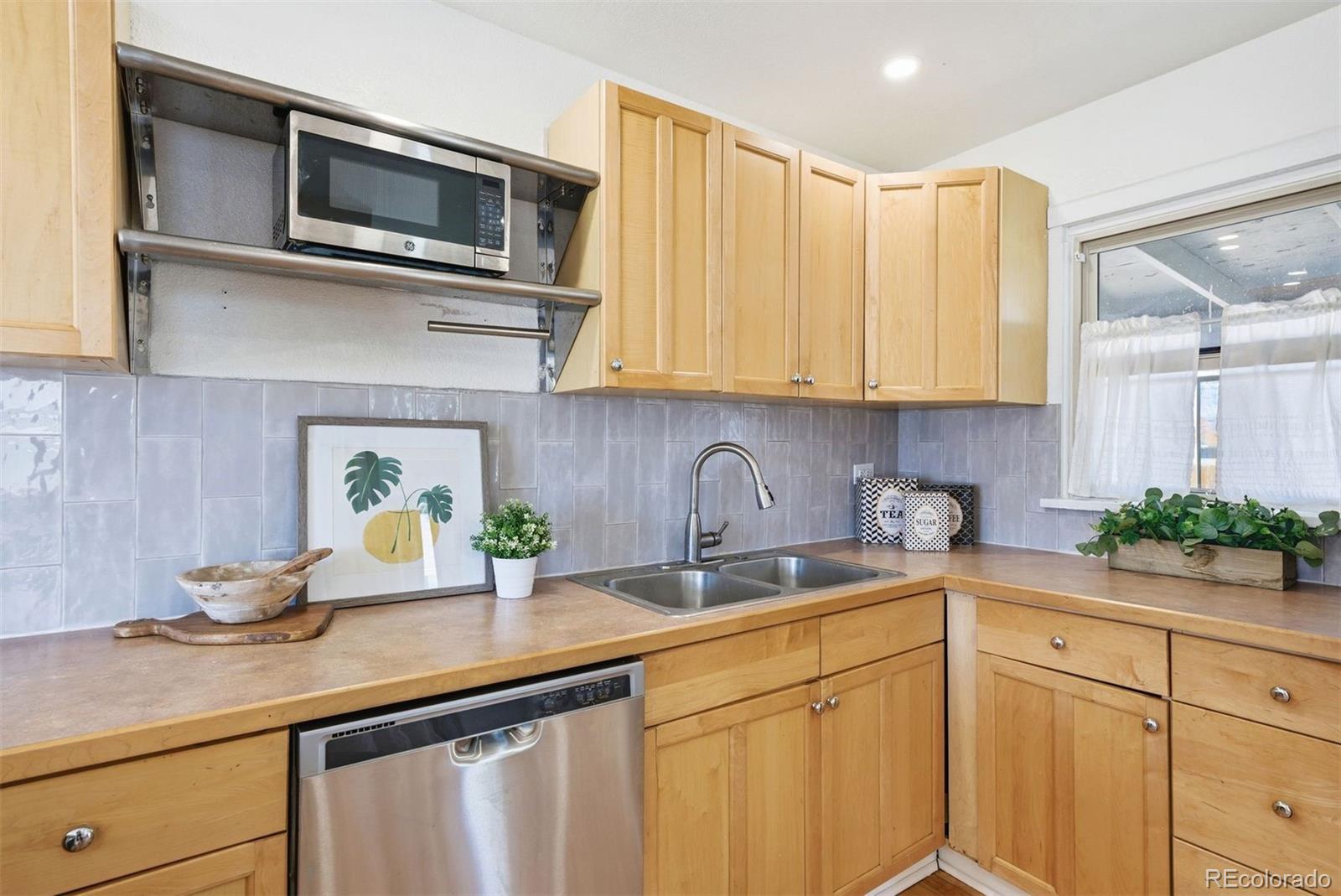 1738 Valentia Street