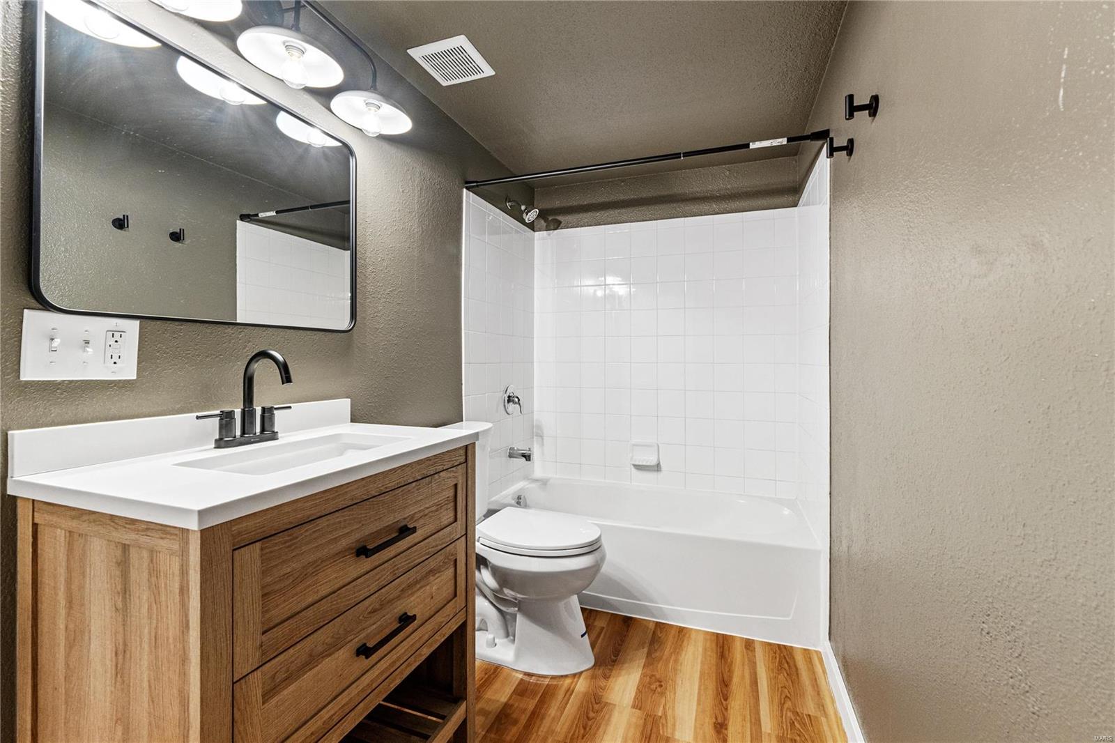 1958 Greenpoint Drive Unit: 102