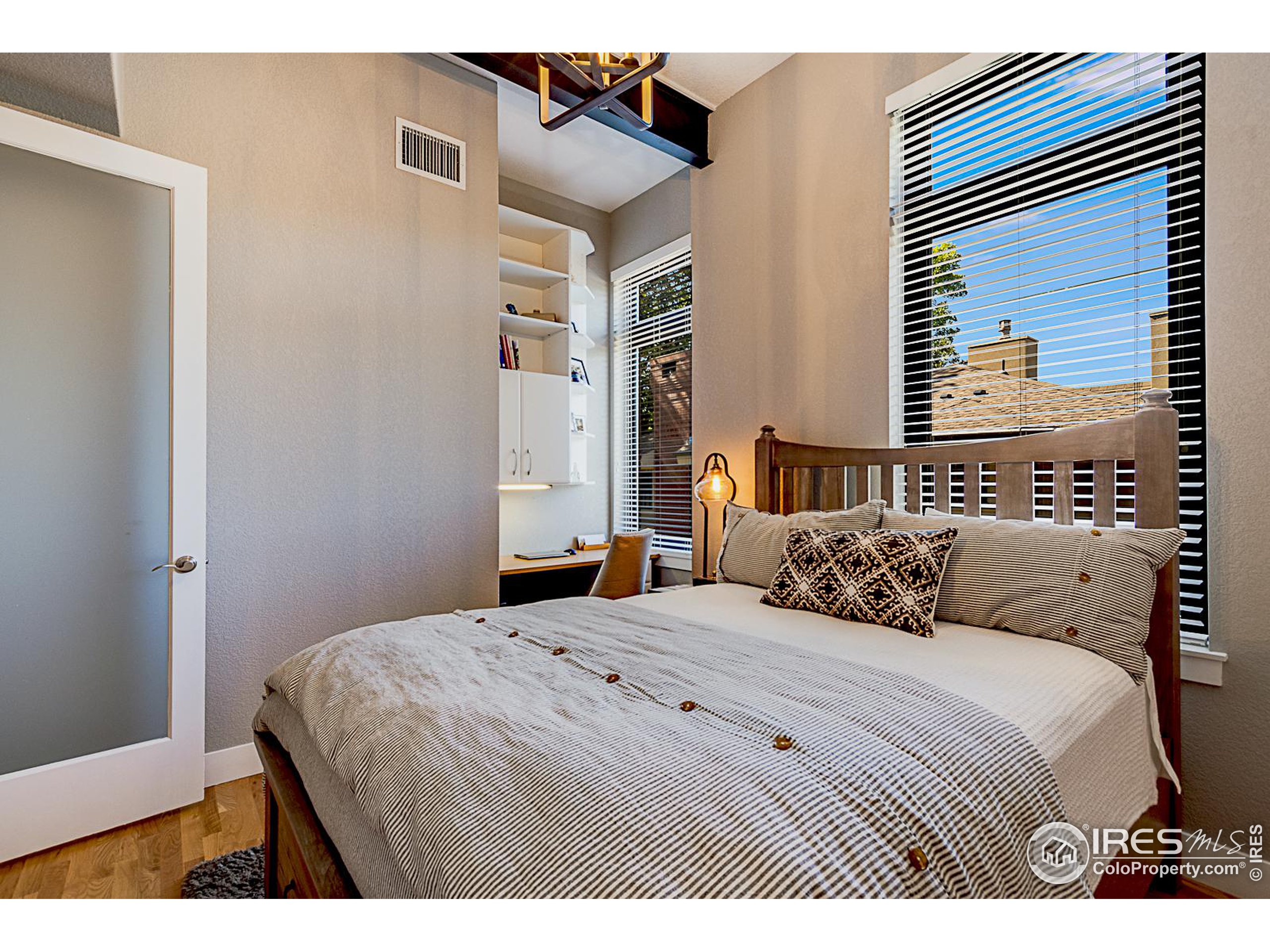 210 W Magnolia St 350