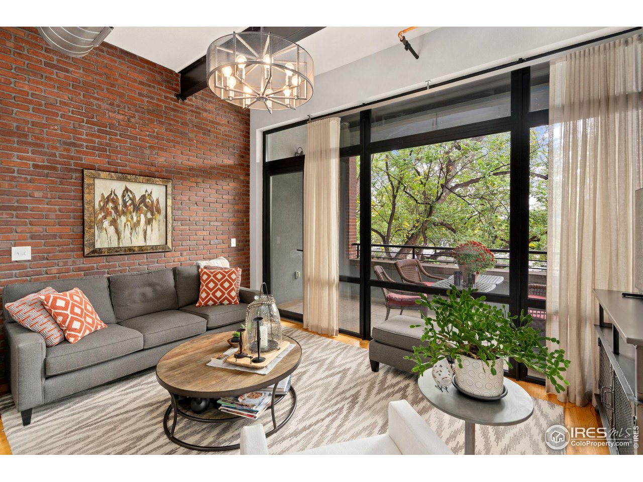 210 W Magnolia St 350