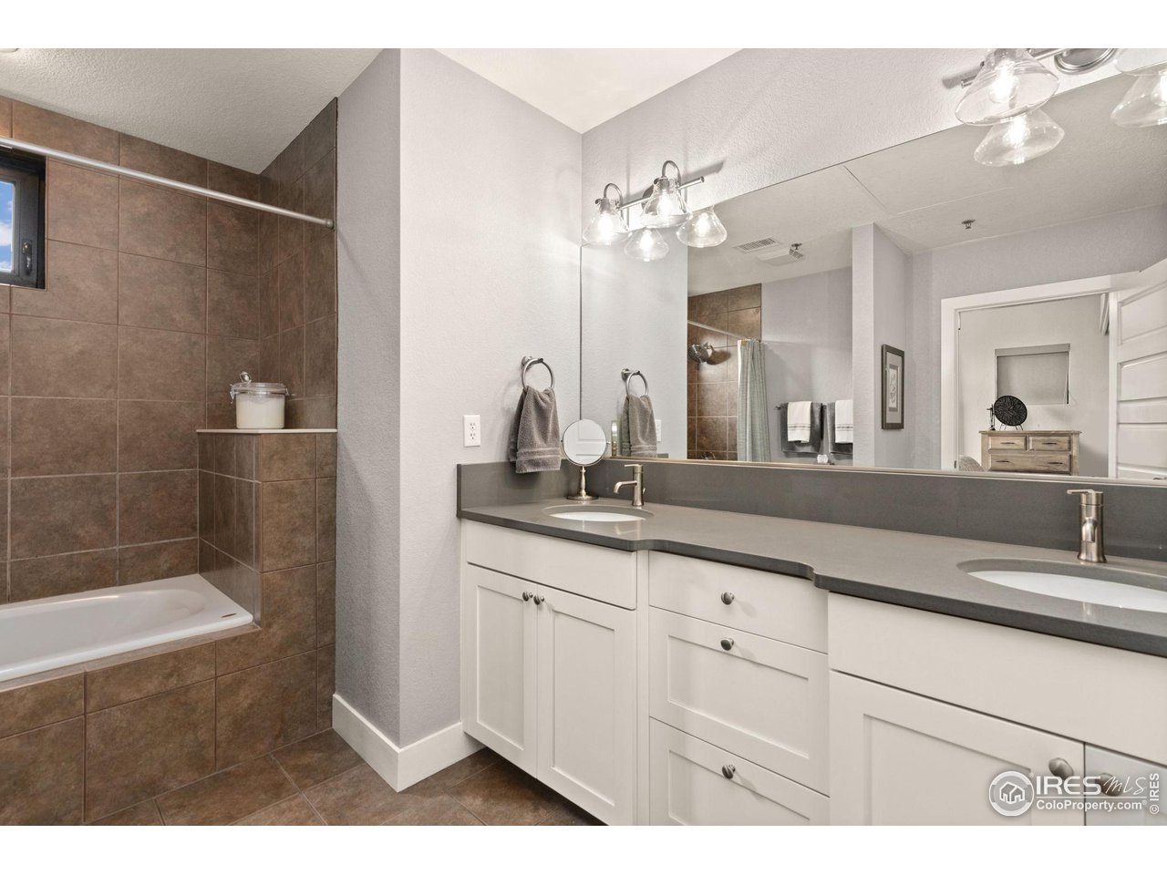 210 W Magnolia St 350