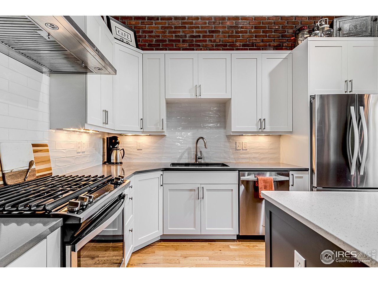 210 W Magnolia St 350