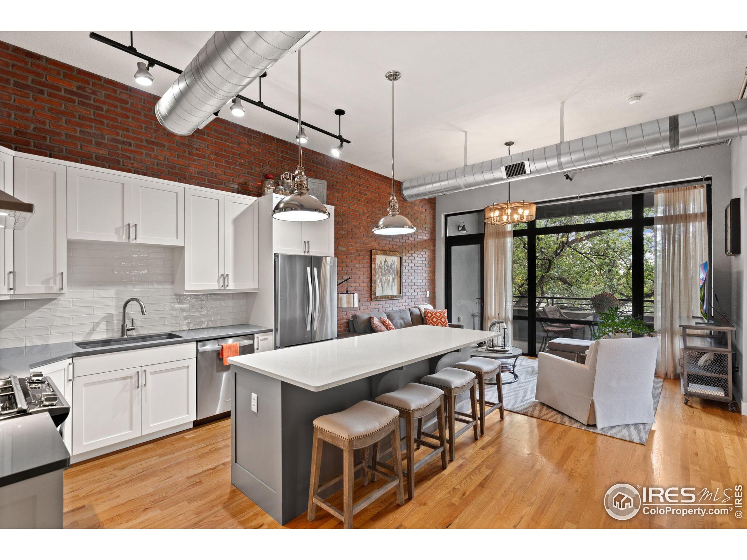 210 W Magnolia St 350