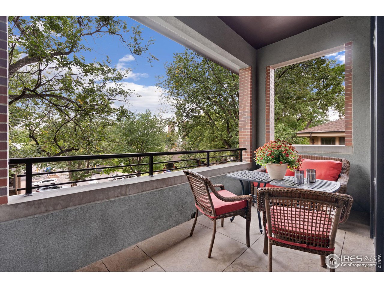 210 W Magnolia St 350