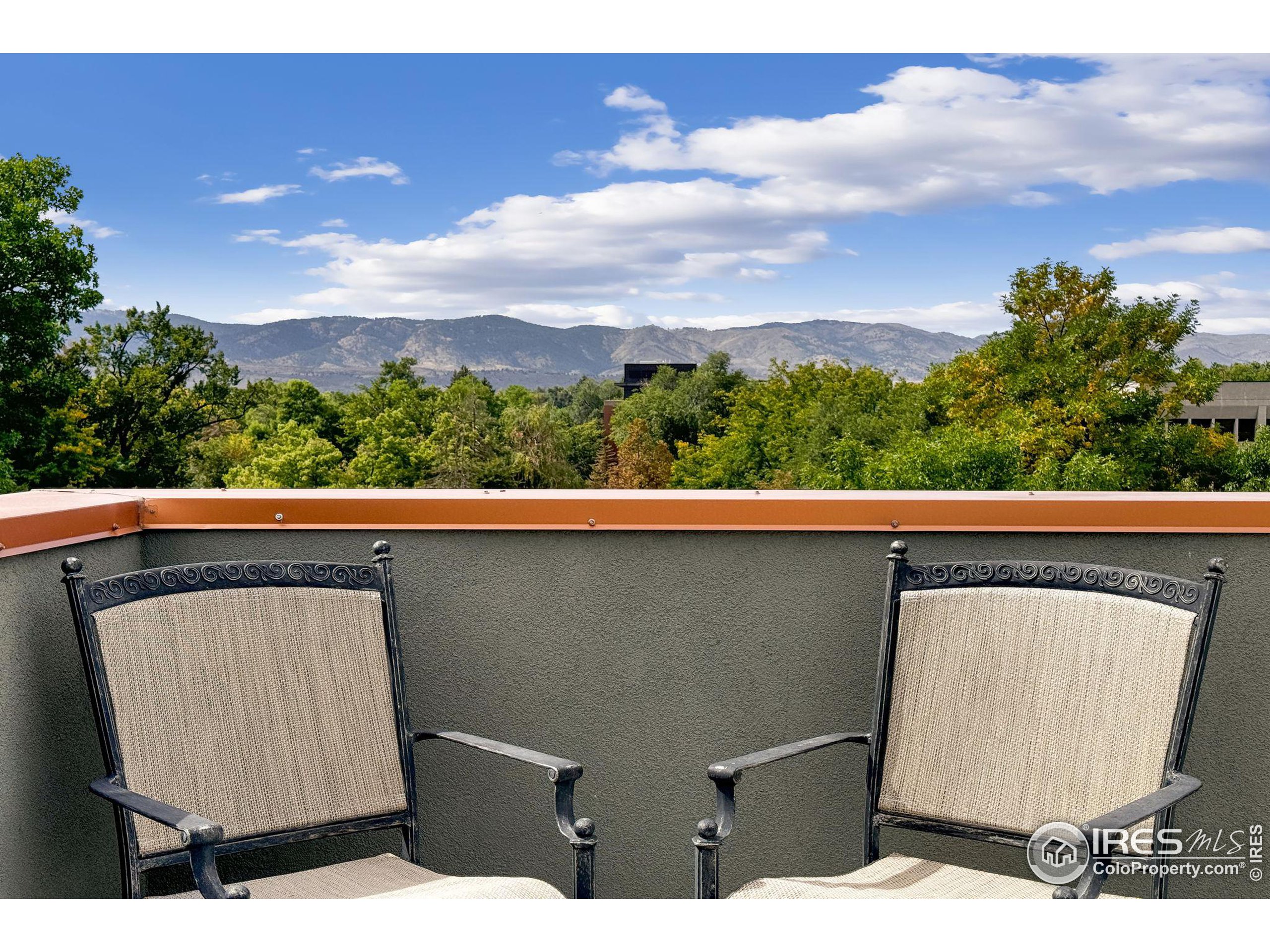 210 W Magnolia St 350