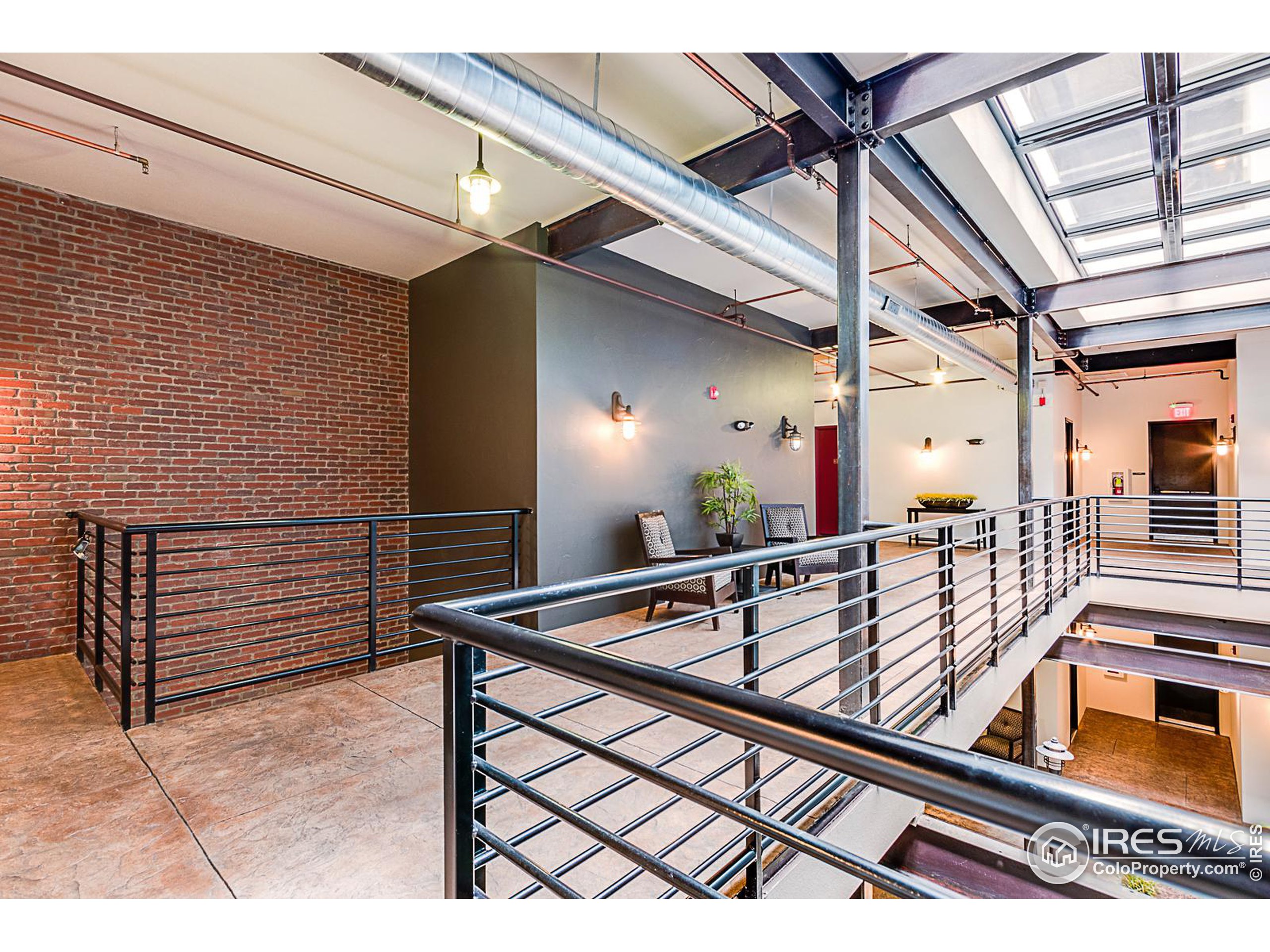 210 W Magnolia St 350