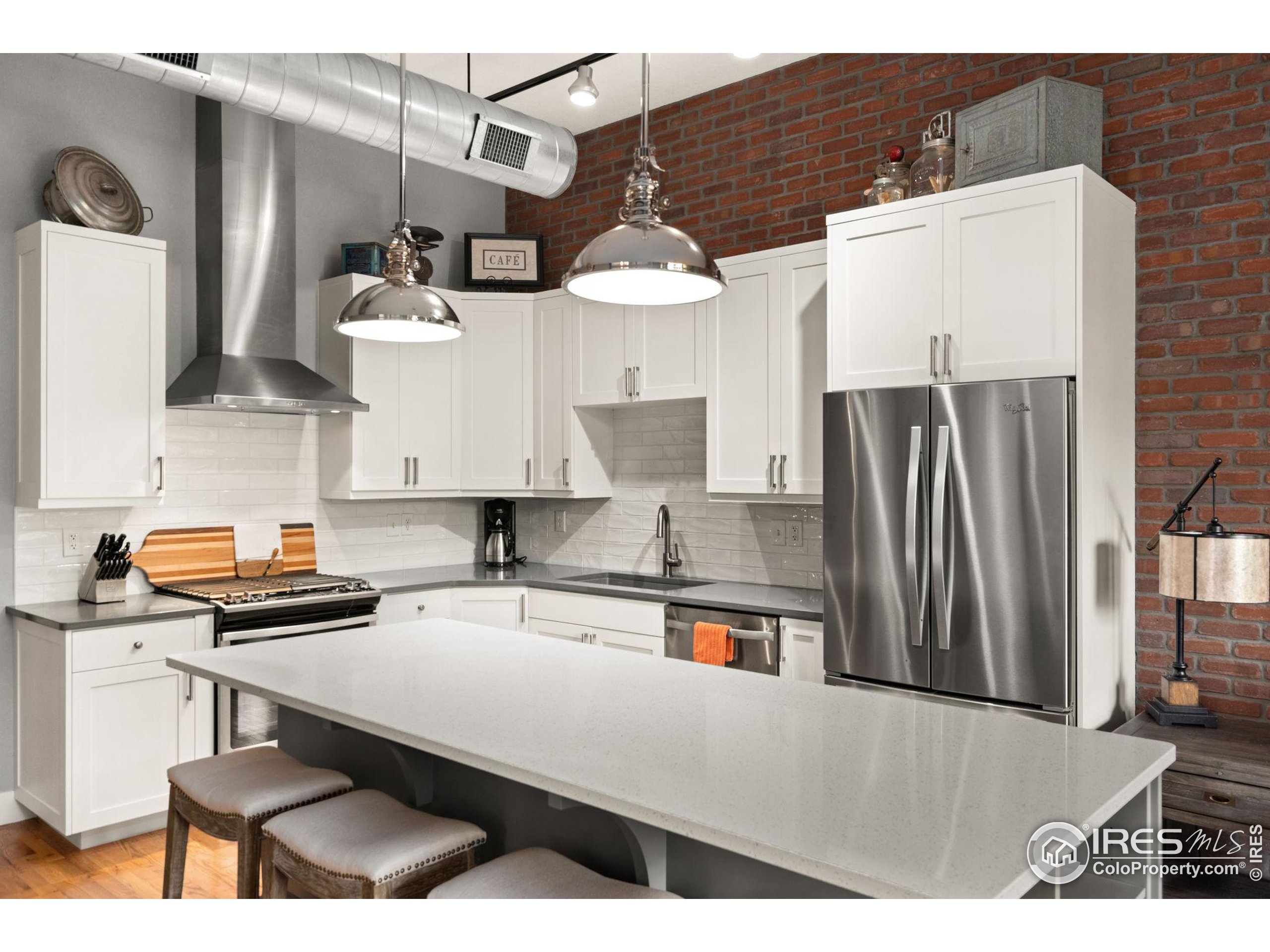 210 W Magnolia St 350