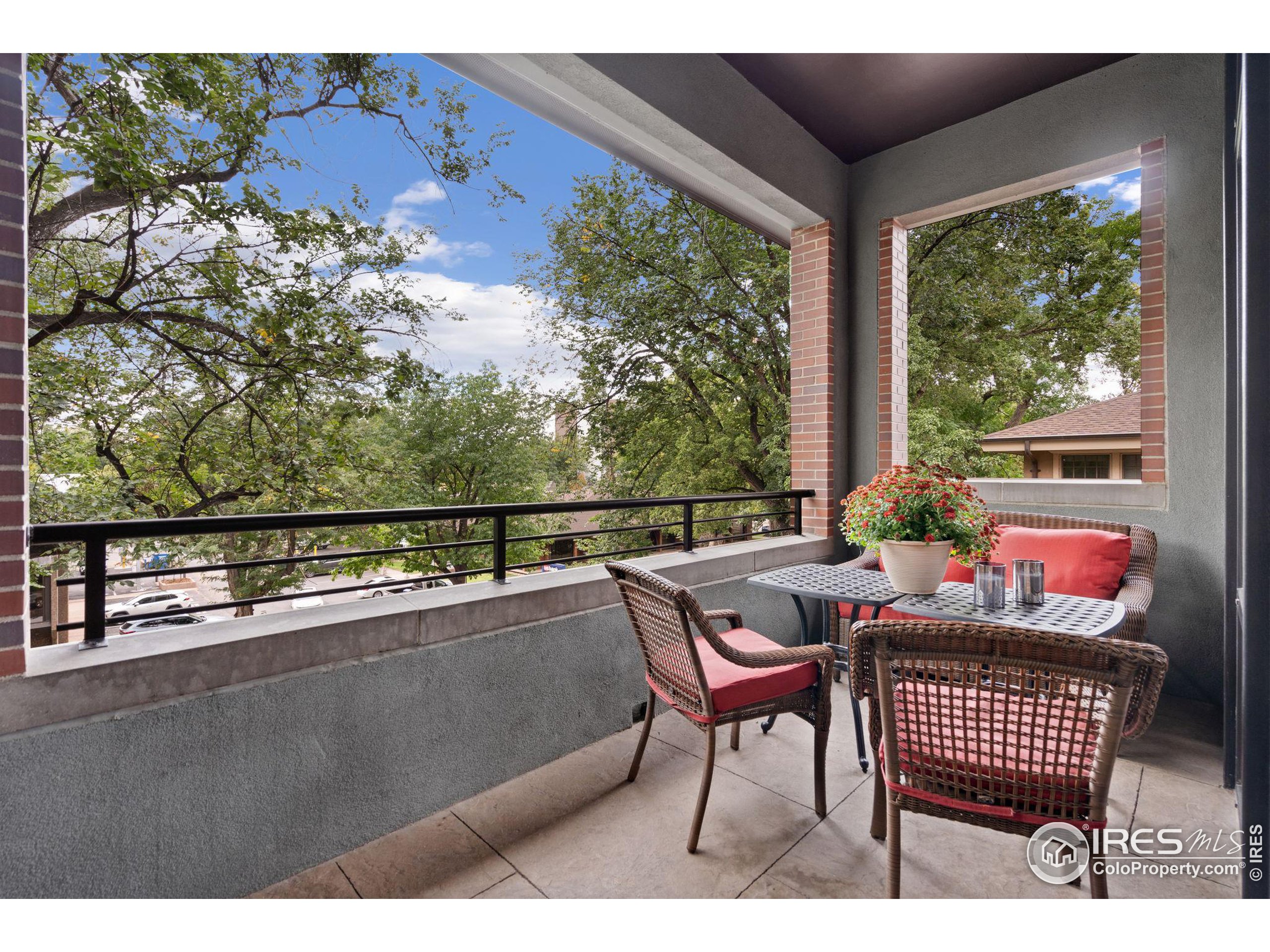 210 W Magnolia St 350