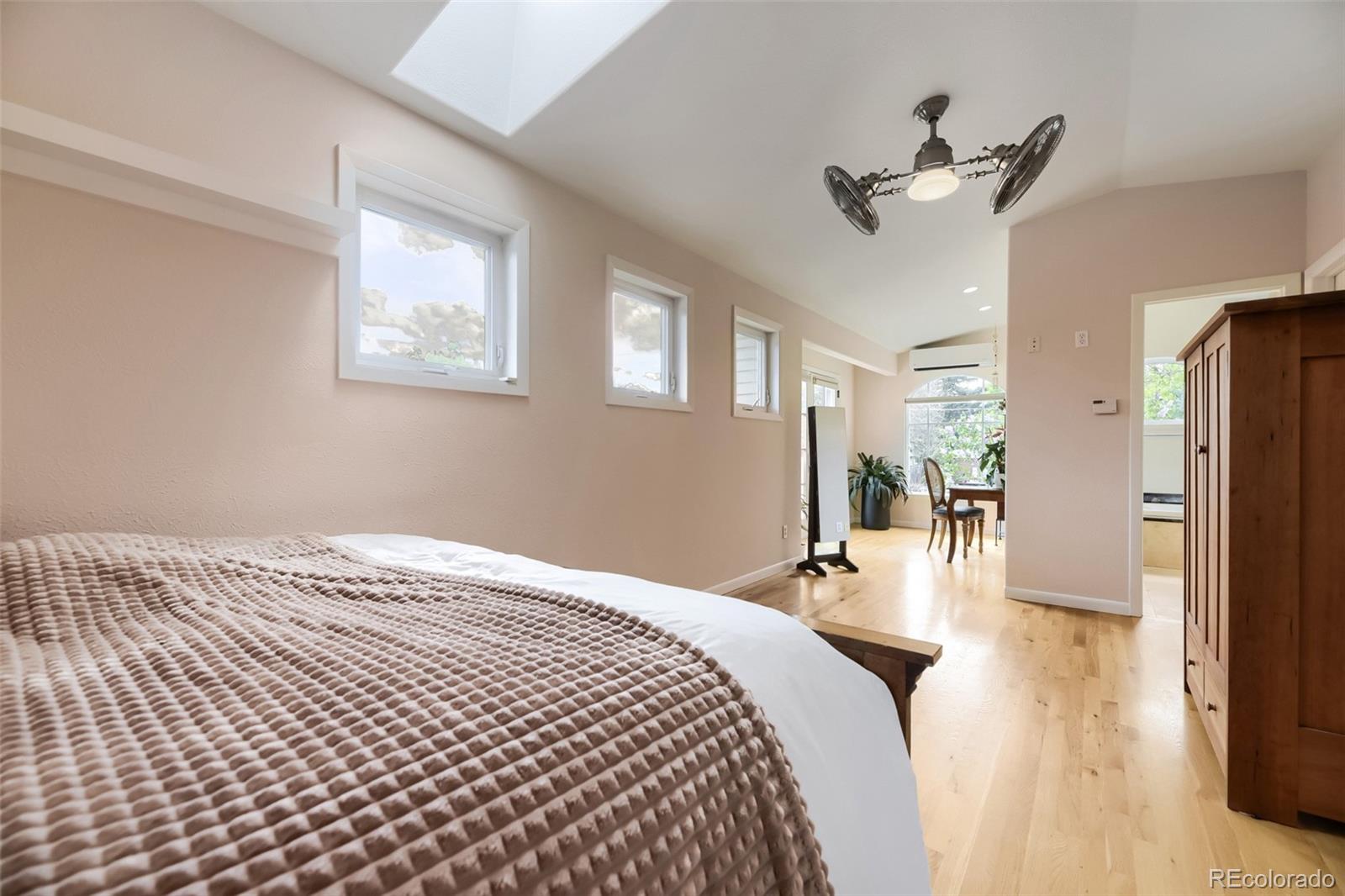 5611 S Hickory Street