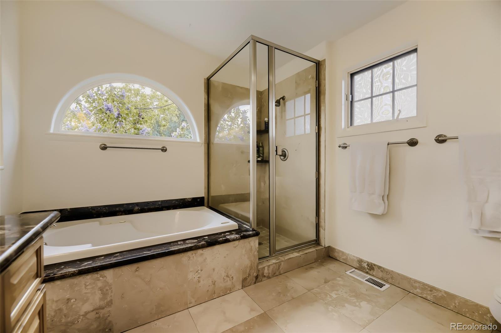 5611 S Hickory Street