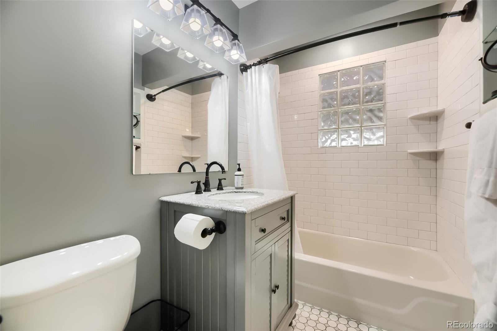 5611 S Hickory Street