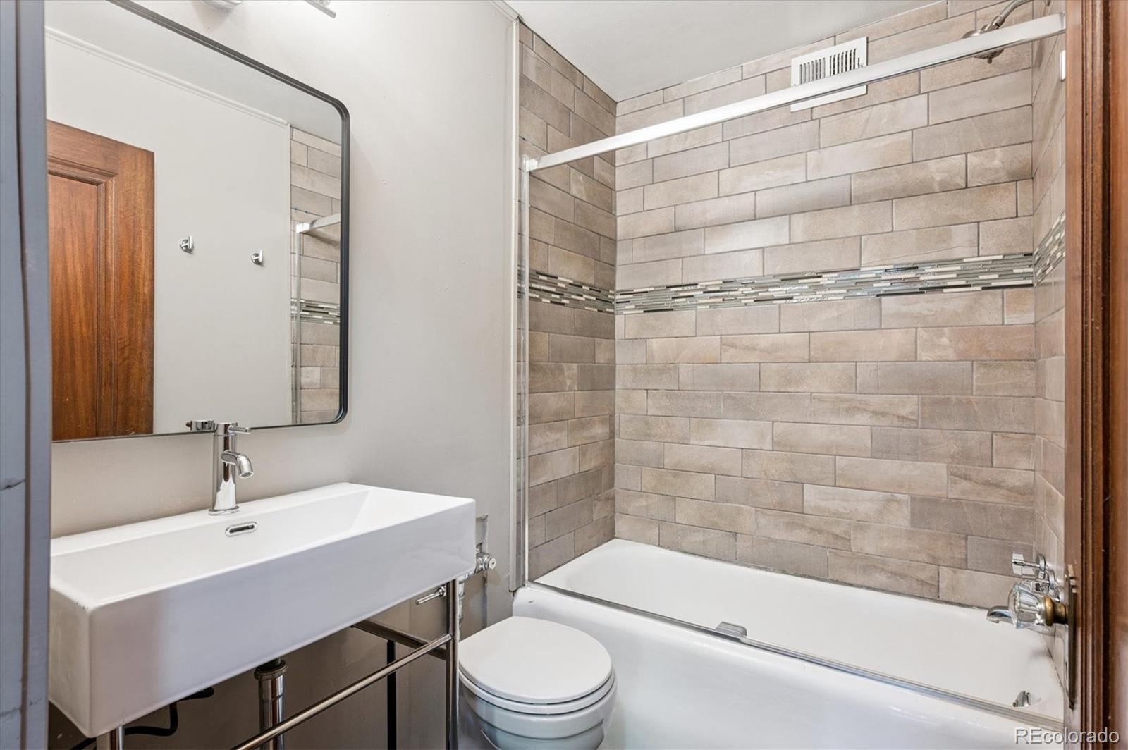 1050 N Washington Street Unit: 101