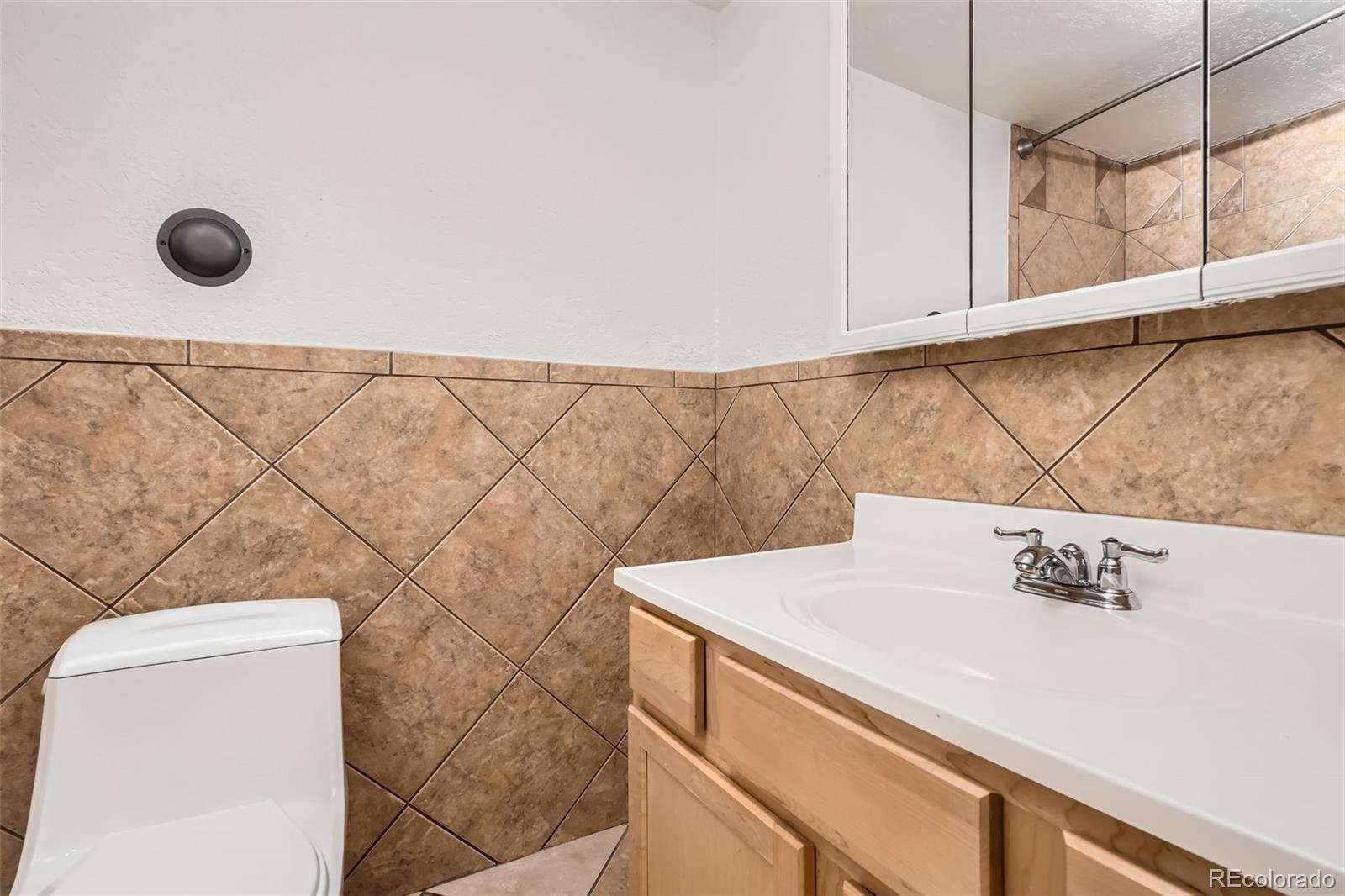 1045 N Clarkson Street Unit: 105