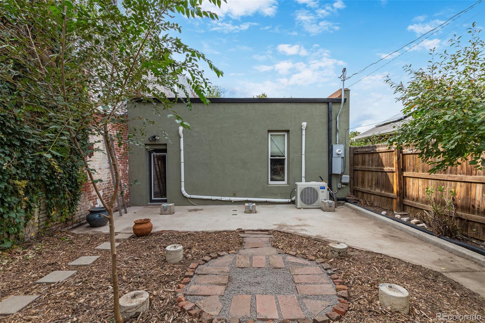 3752 N High Street