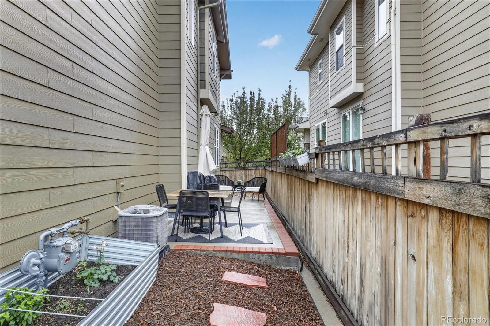11277 E 28th Place