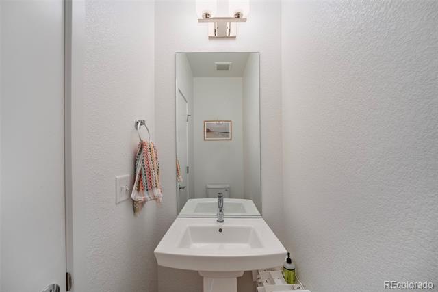 5890 W 39th Place