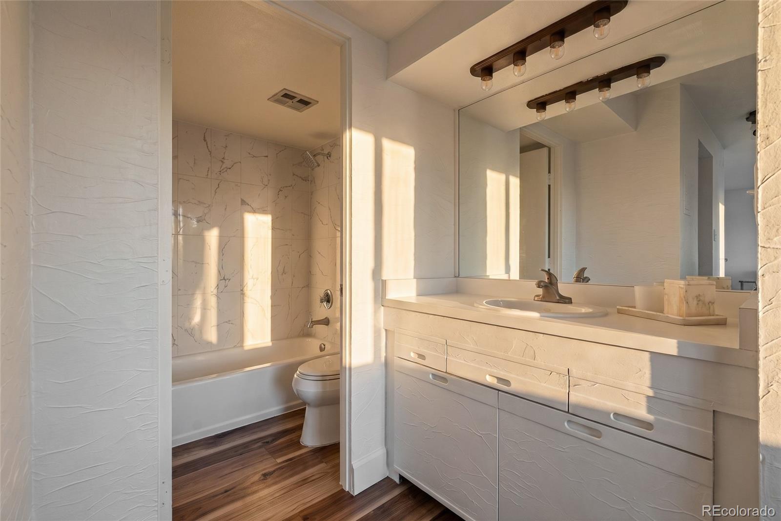 2 Adams Street Unit: 908