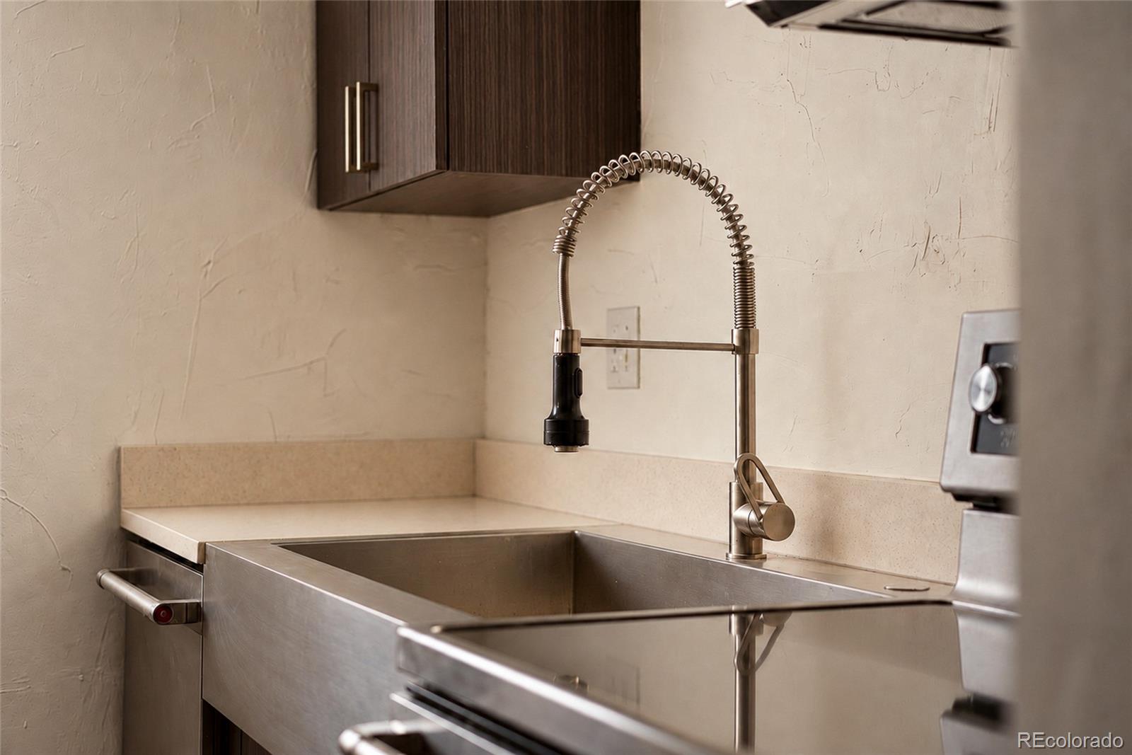 2 Adams Street Unit: 908