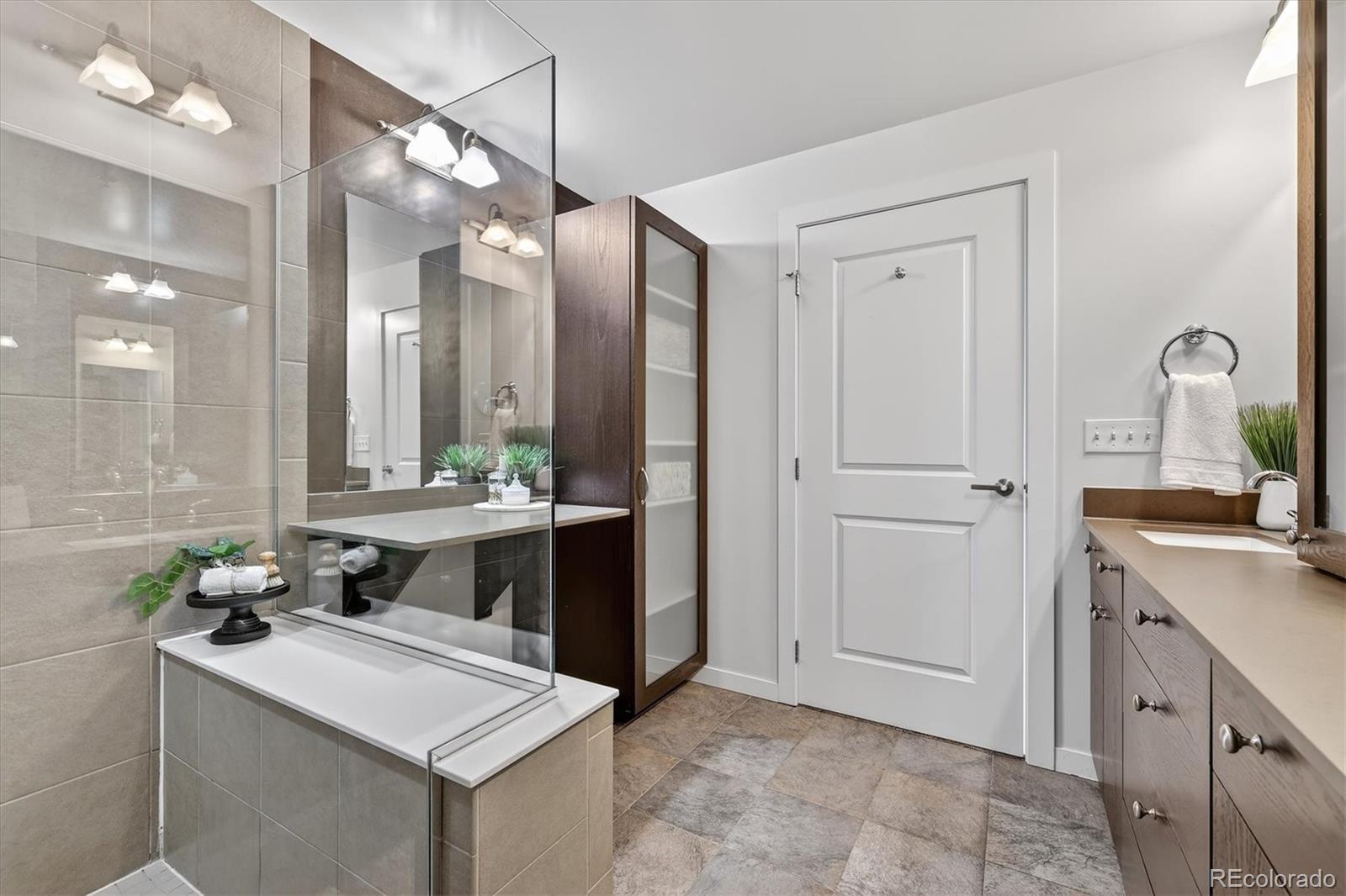 2001 Lincoln Street Unit: 810