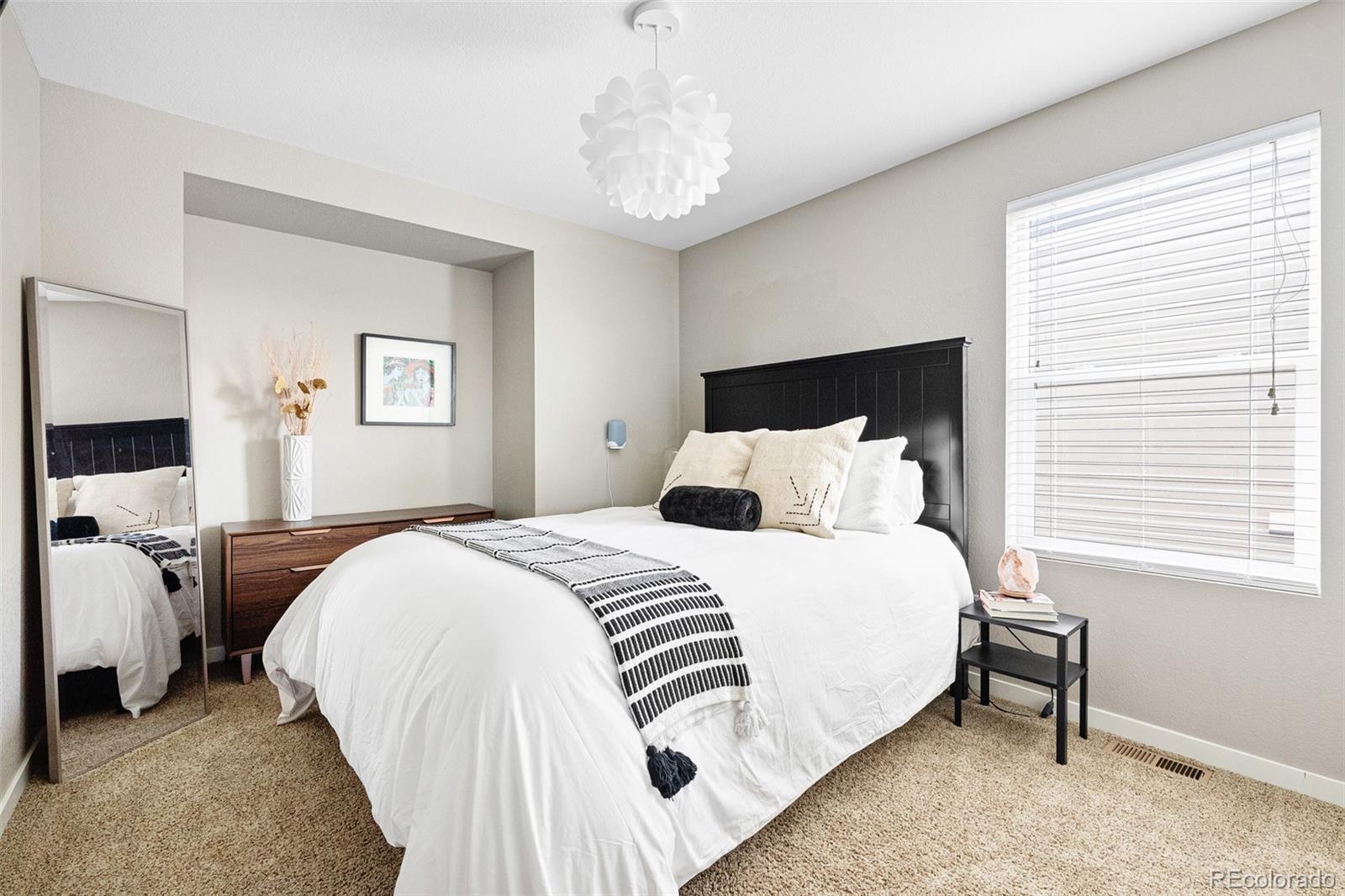 9977 Hough Point