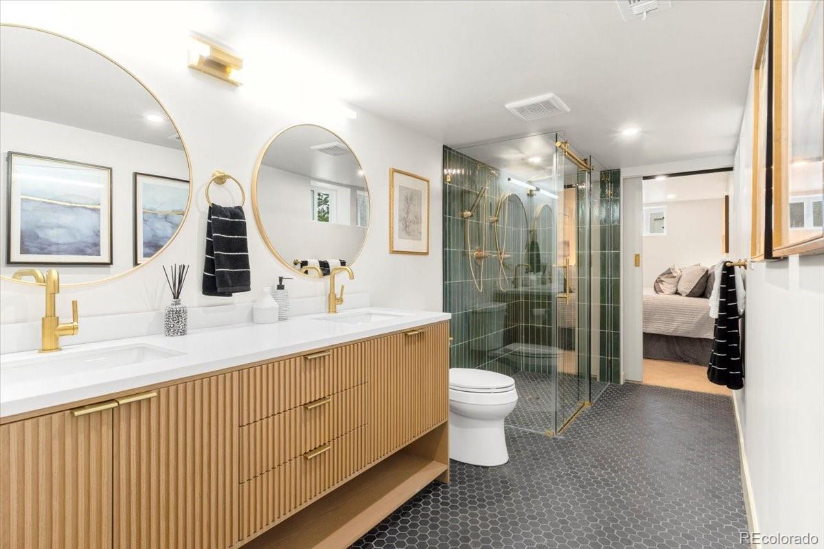 2589 N Glencoe Street