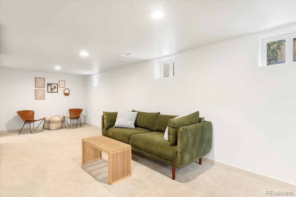 2589 N Glencoe Street