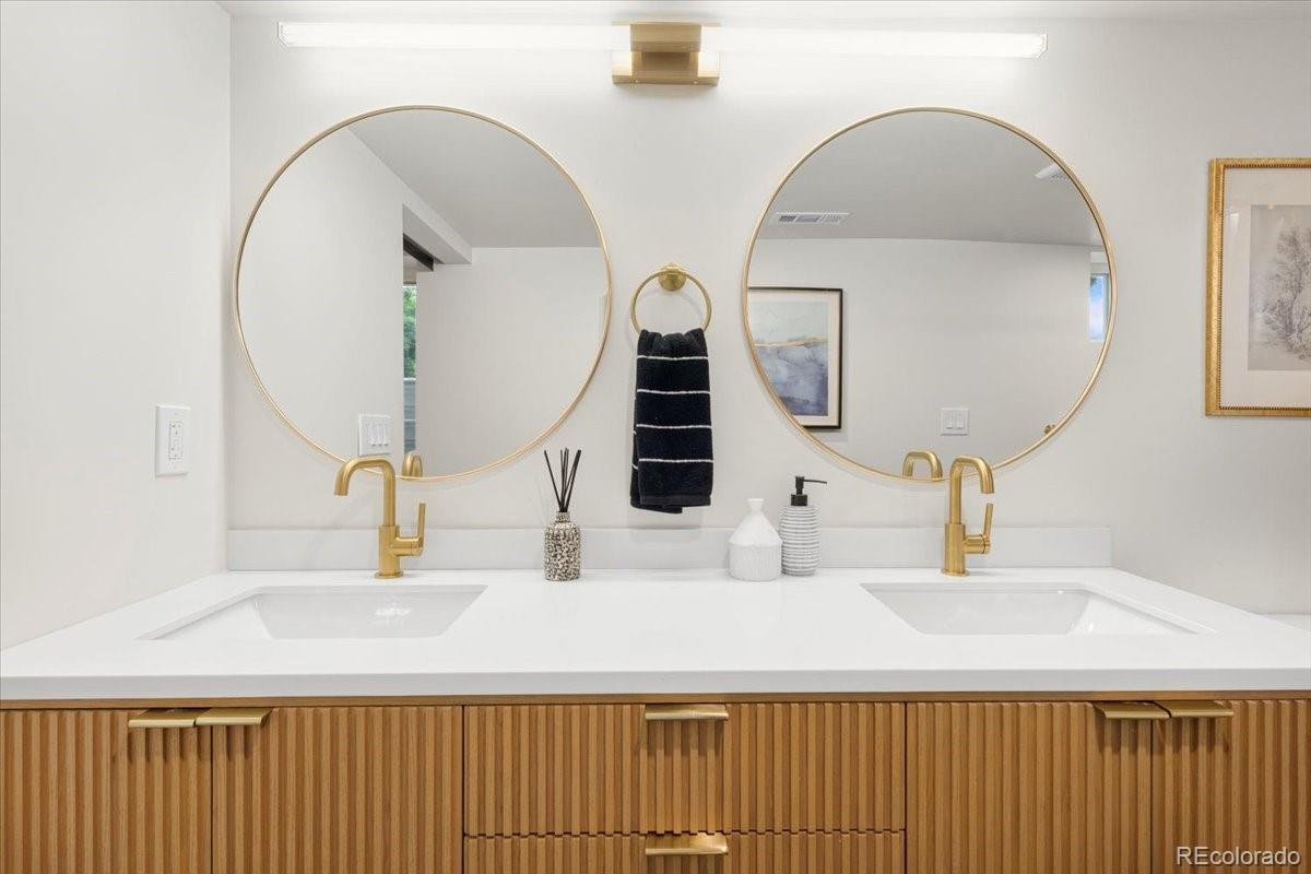 2589 N Glencoe Street