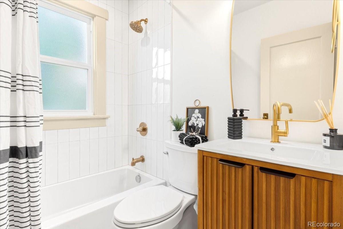 2589 N Glencoe Street