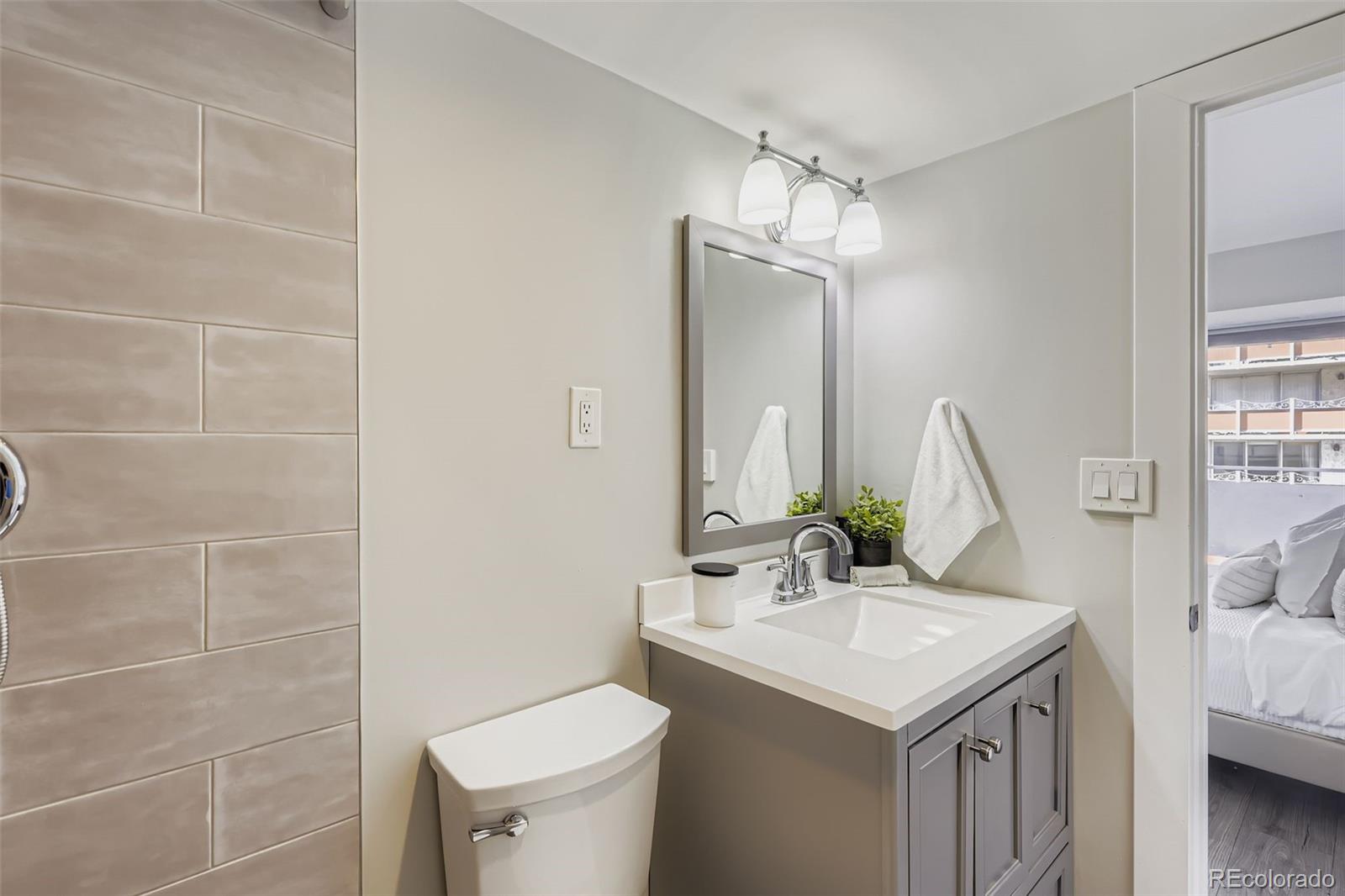 1121 Albion Street Unit: 709