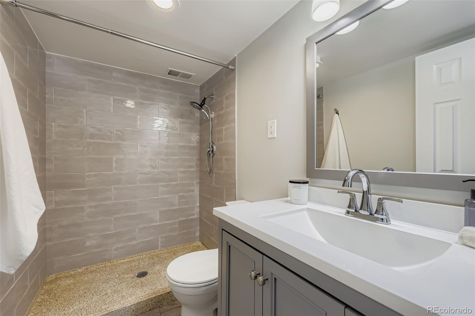 1121 Albion Street Unit: 709