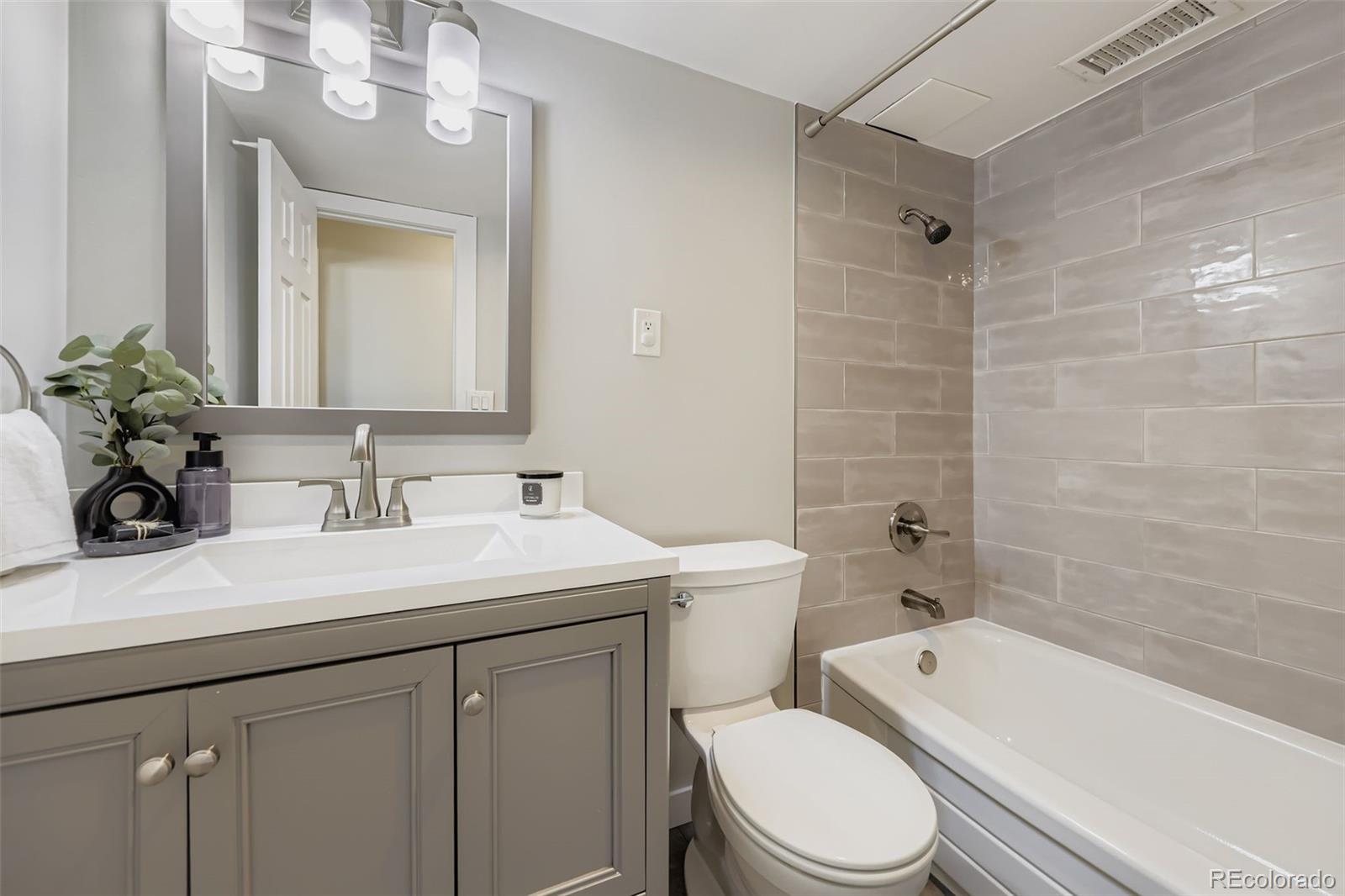 1121 Albion Street Unit: 709