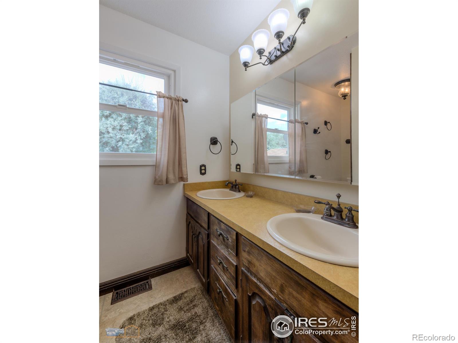 1813 Pikes Peak Street